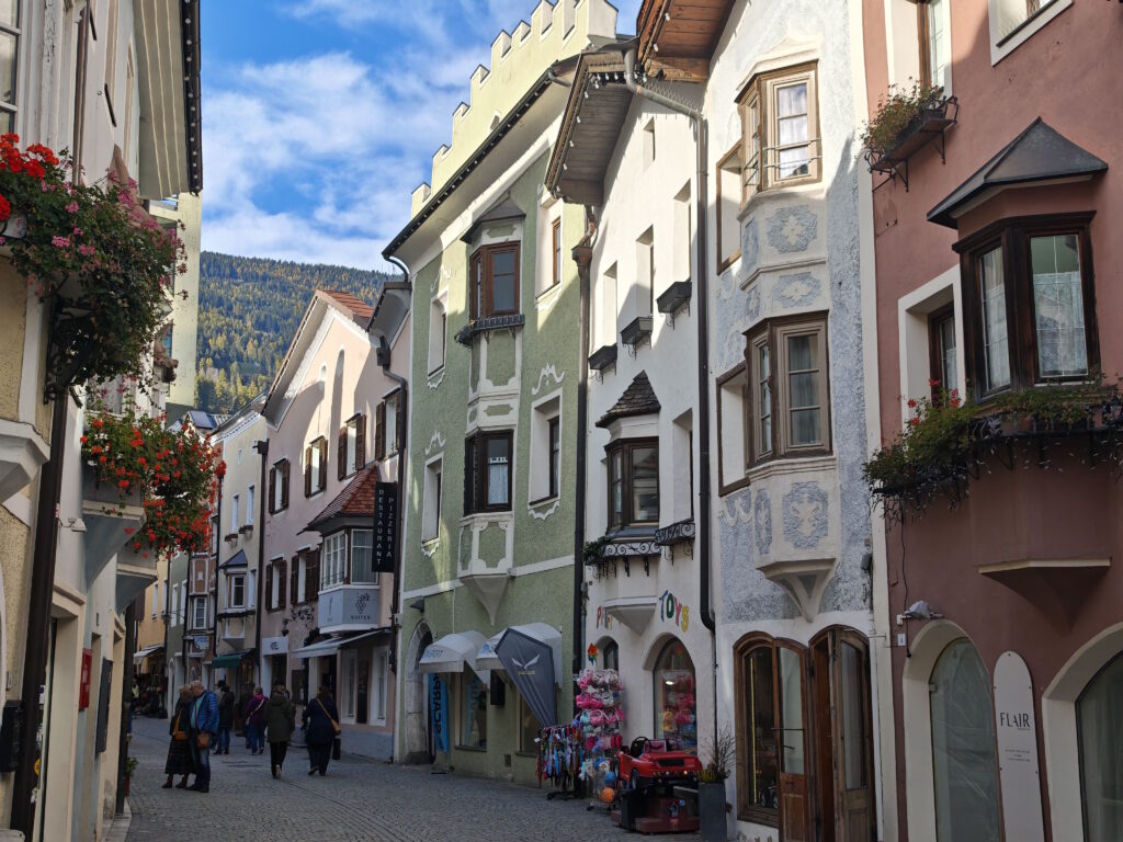 Altstadt Sterzing mit den vielen Erkern und bunten Hausfassaden