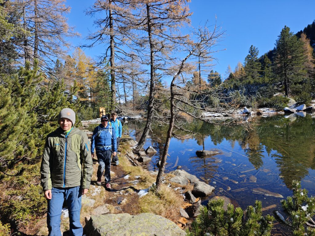 Ein Wandersteig führt rund um den Puntleider See