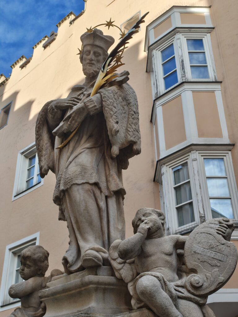 Sehenswürdigkeiten Sterzing direkt in der Fußgängerzone: Der Heilige Nepomuk