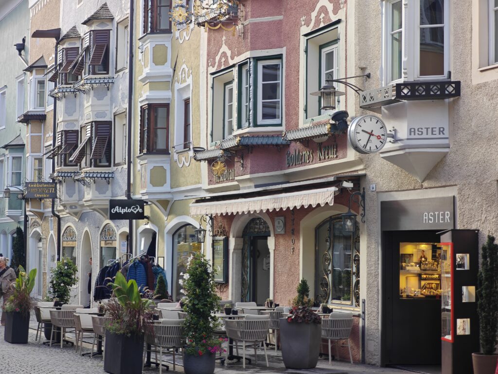 Die Fassaden in der Fußgängerzone sind Sterzing Sehenswürdigkeiten, die du nicht verpassen solltest.