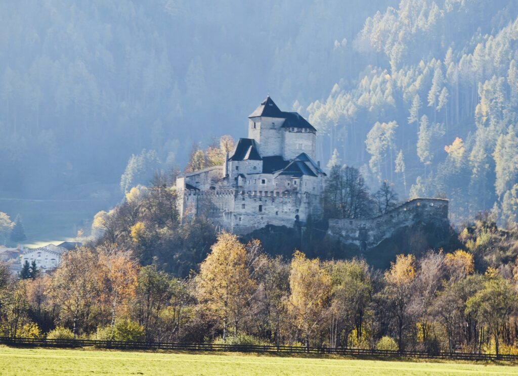 Sterzing Sehenswürdigkeiten nahe der Stadt - die Burg Reifenstein