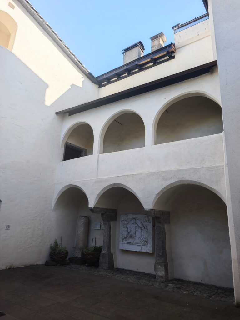 Innenhof Rathaus Sterzing mit dem Mithrassteins