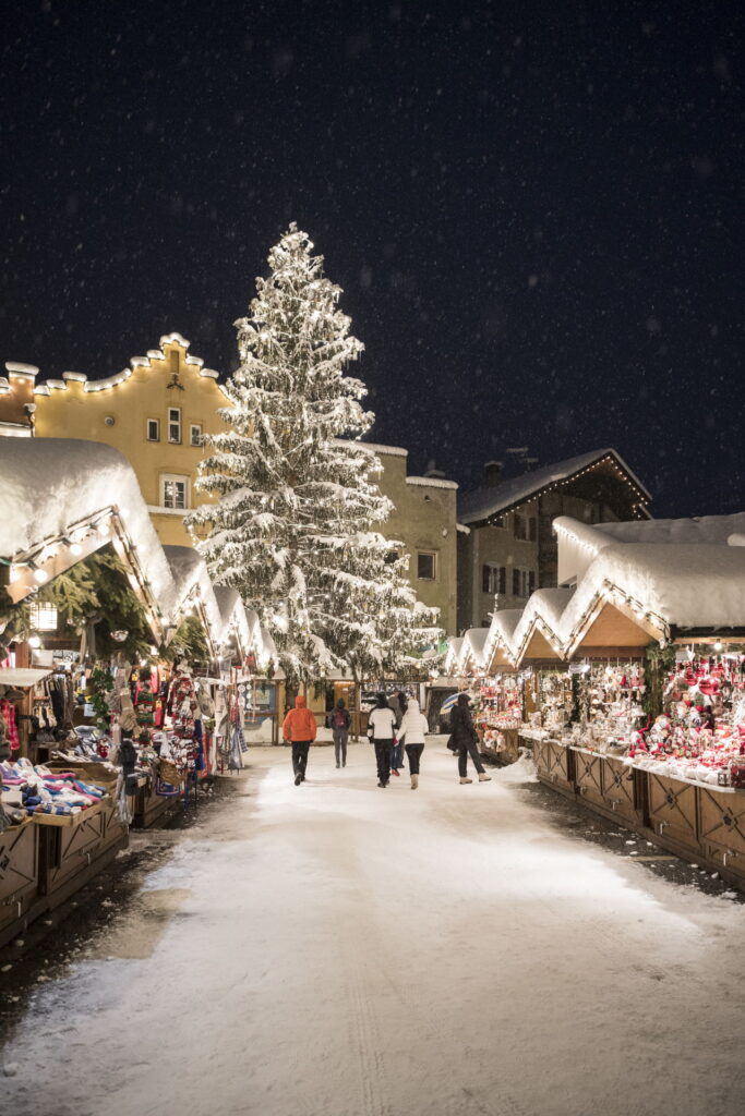Durch die Buden am Weihnachtsmarkt Sterzing bummeln