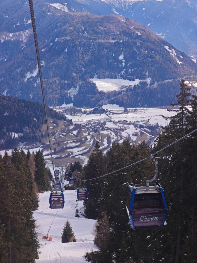 Rosskopf Rodelbahn mit Lift - zuerst mit der Gondel hinauf, dann auf der 10 Kilometer langen Bahn hinunter rodeln