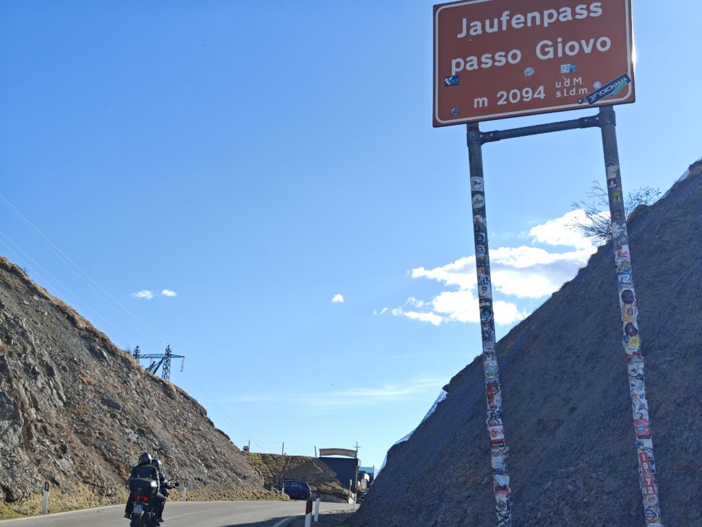Jaufenpass Höhe - der höchste Punkt der Jaufenpasstraße liegt auf 2094 Metern