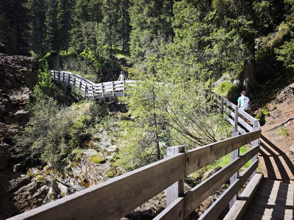 Dieser gesicherte Steig führt heute durch die Burkhardklamm