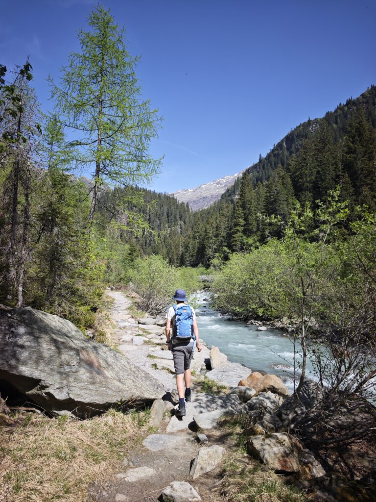 Der offizielle Steig führt direkt entlang des Wassers