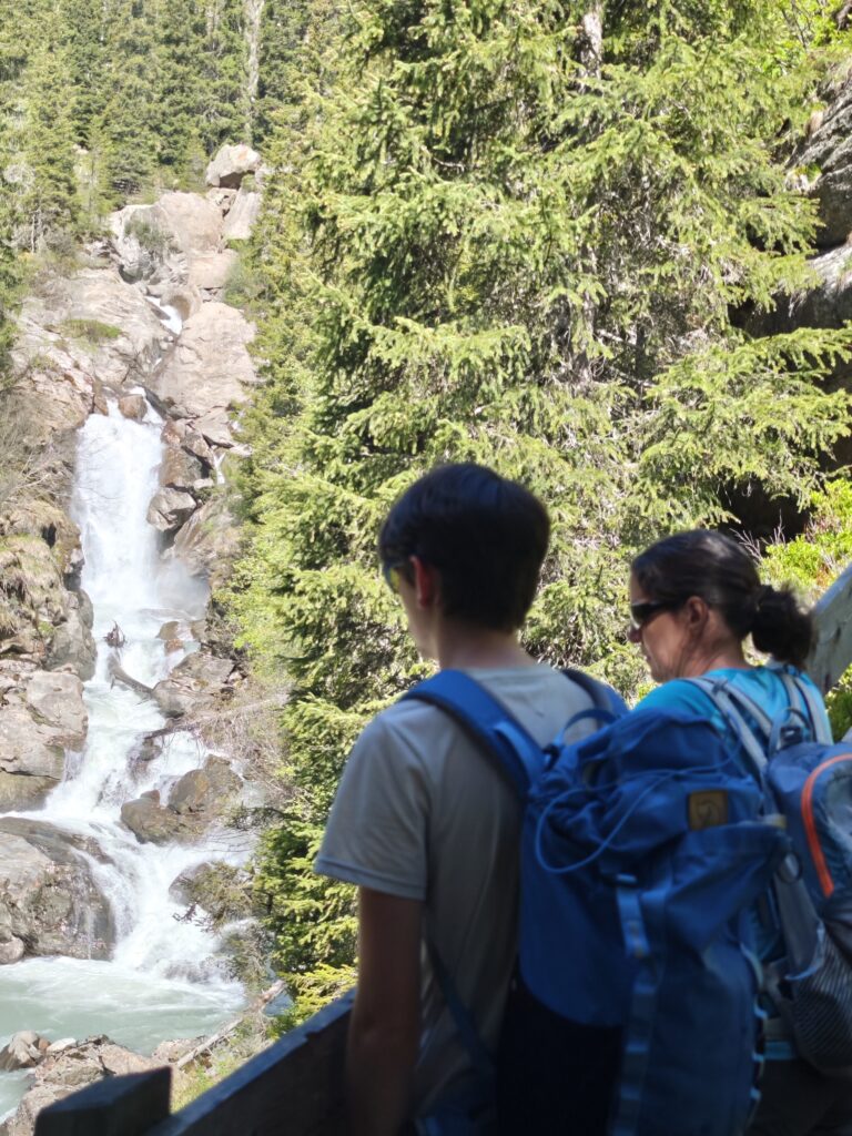 Meterhohe Wasserfälle prägen die Burkhardklamm - zu sehen von zwei Aussichtspunkten